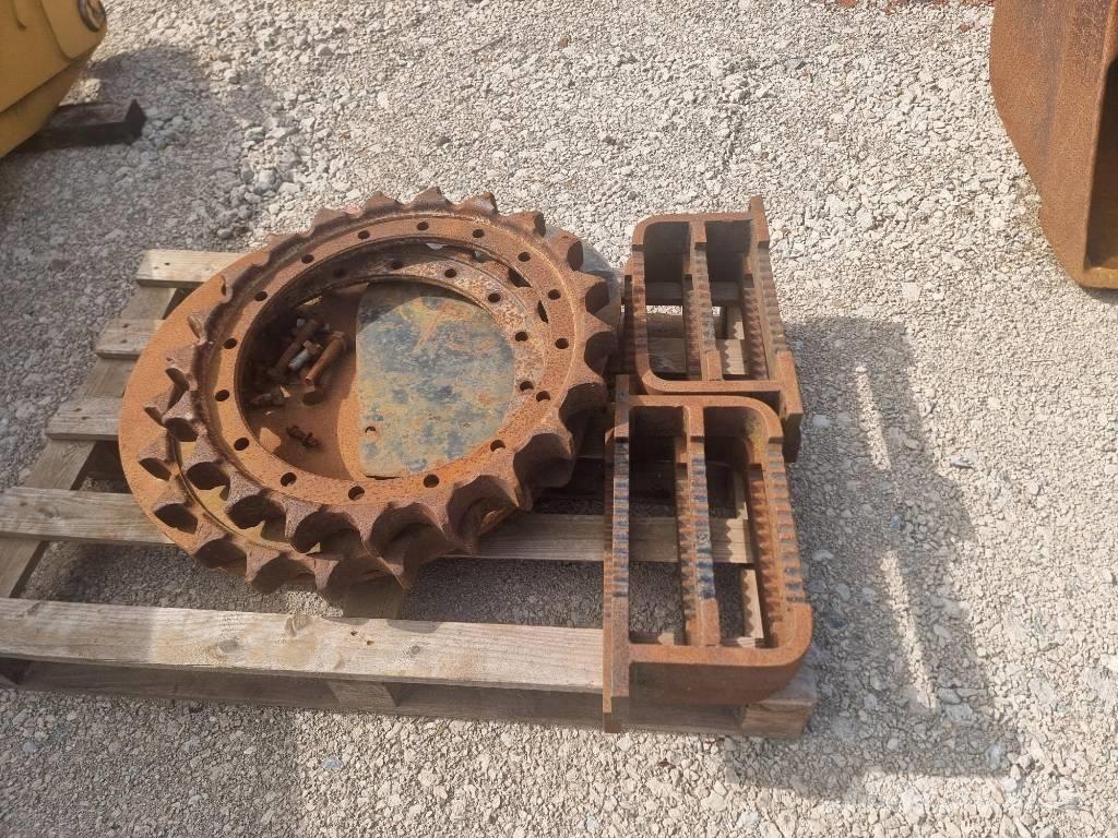 CAT 320 D FOR PARTS Bandgrävare
