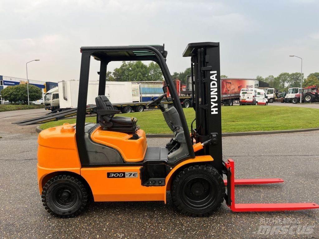 Hyundai 30D-7E Dieselmotviktstruckar