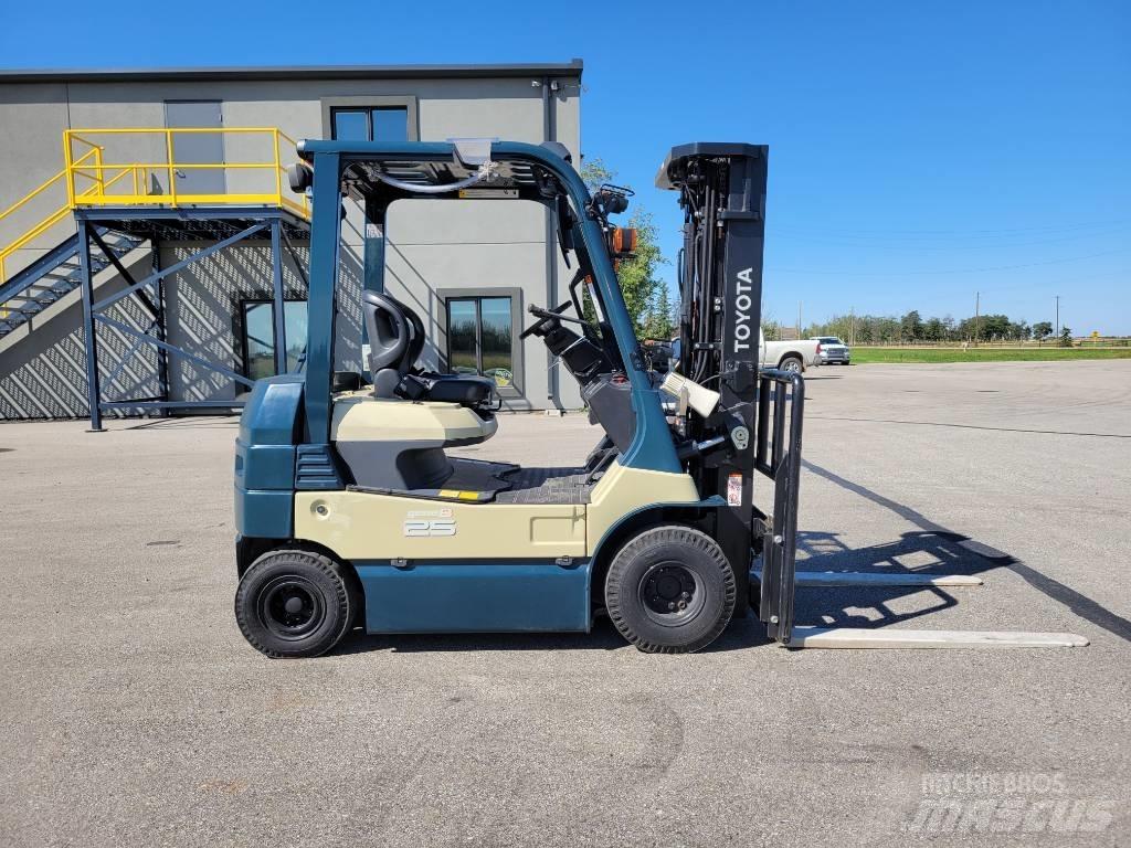 Toyota 8 FB 25 Elmotviktstruckar