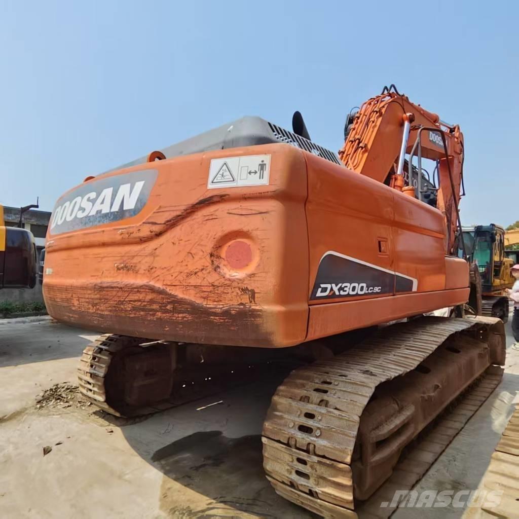 Doosan DX 300 LC Bandgrävare