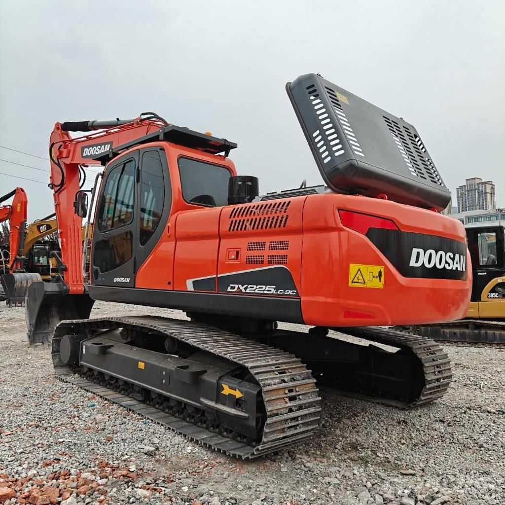 Doosan DX 225 LCA Bandgrävare