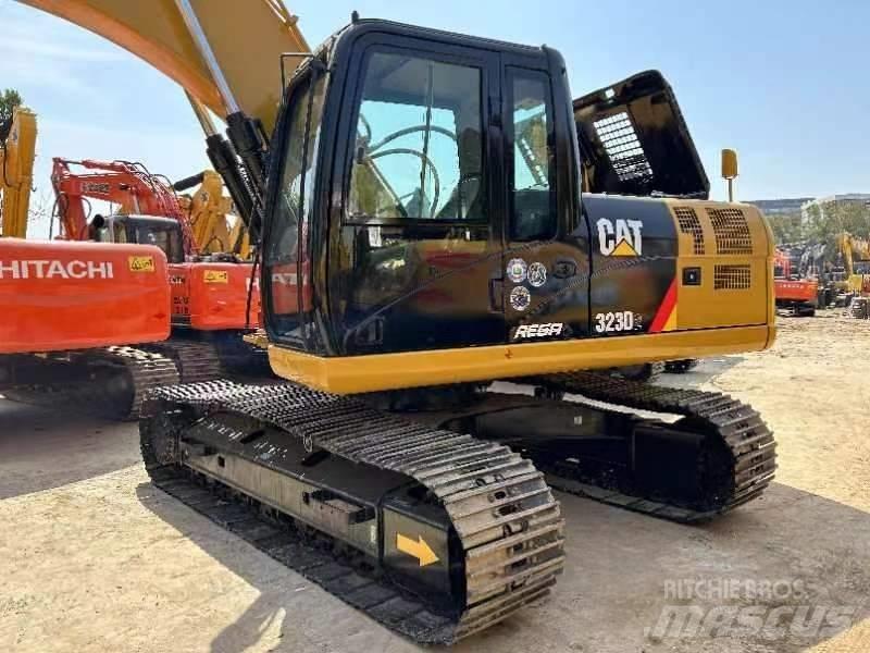 CAT 323 D Bandgrävare