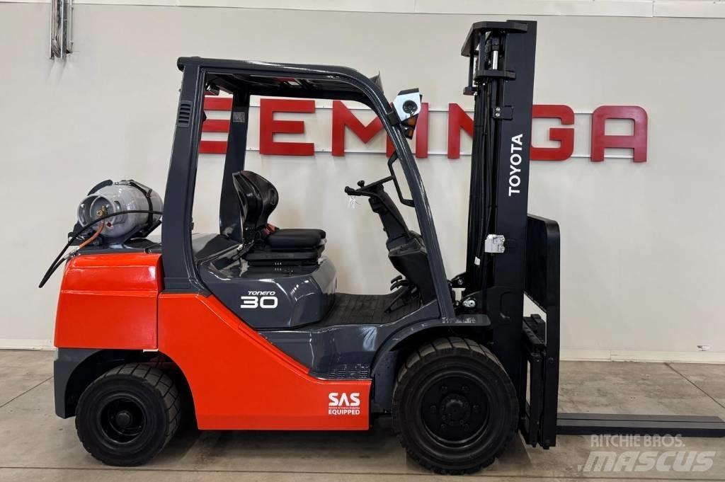 Toyota 10851 - 8FGF30 Gasolmotviktstruckar