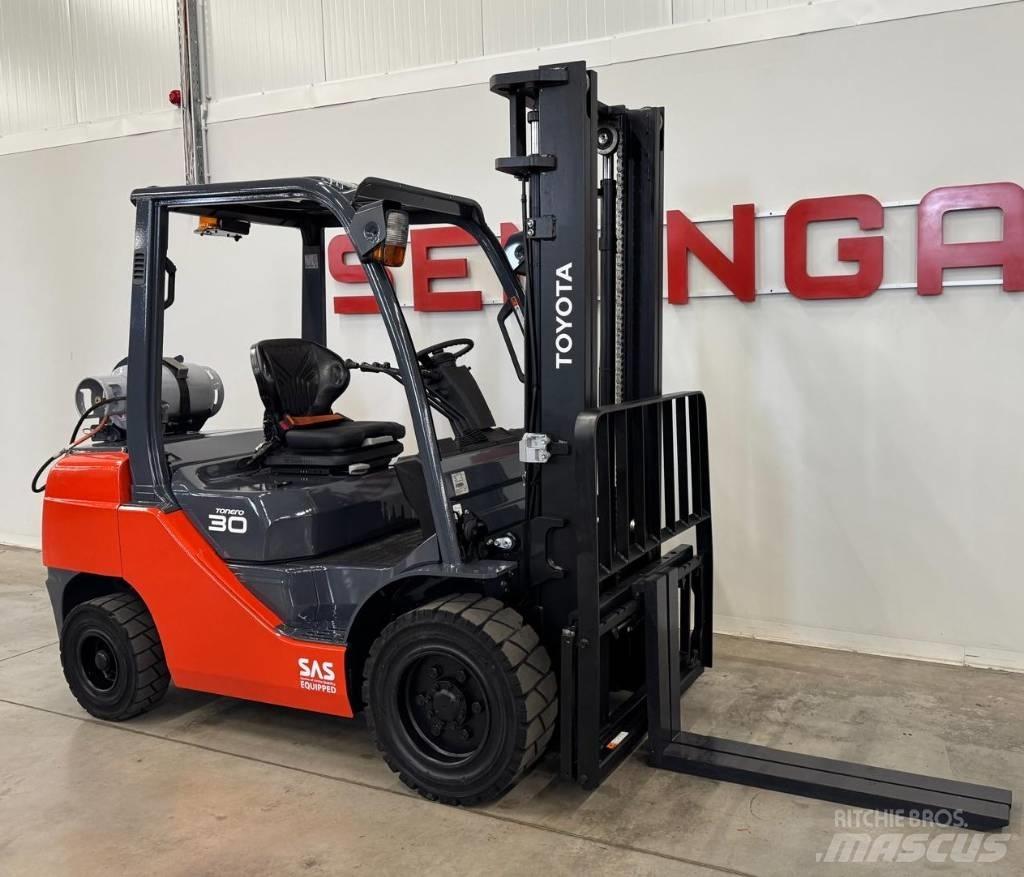 Toyota 10851 - 8FGF30 Gasolmotviktstruckar