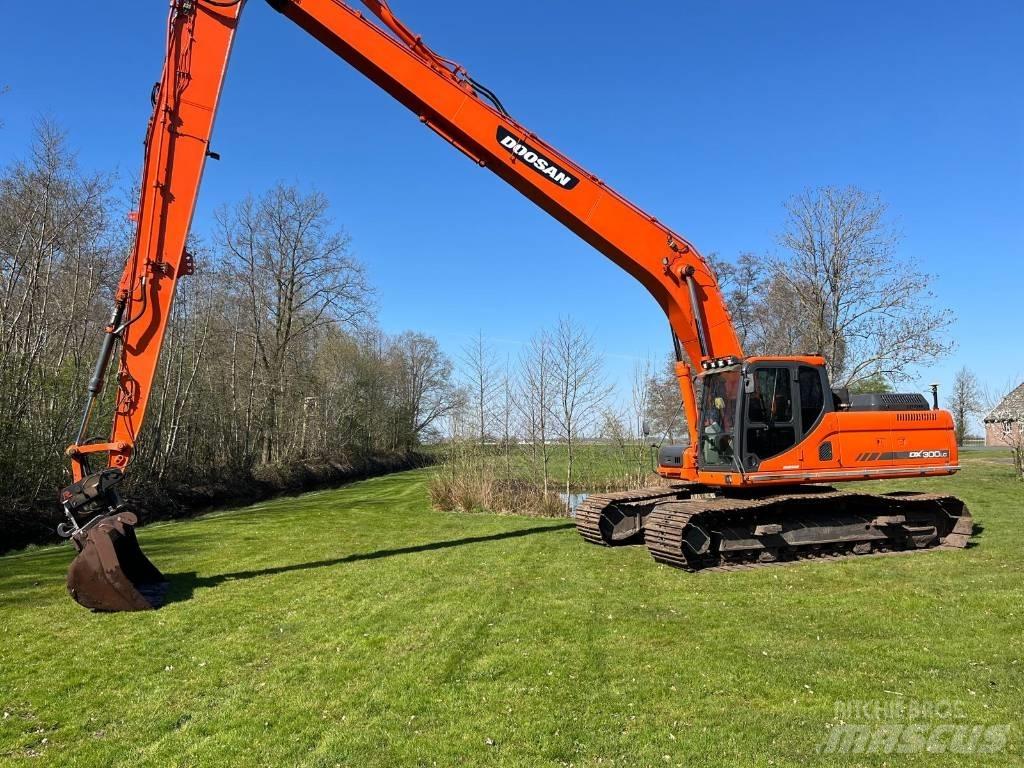 Doosan DX 300 Bandgrävare