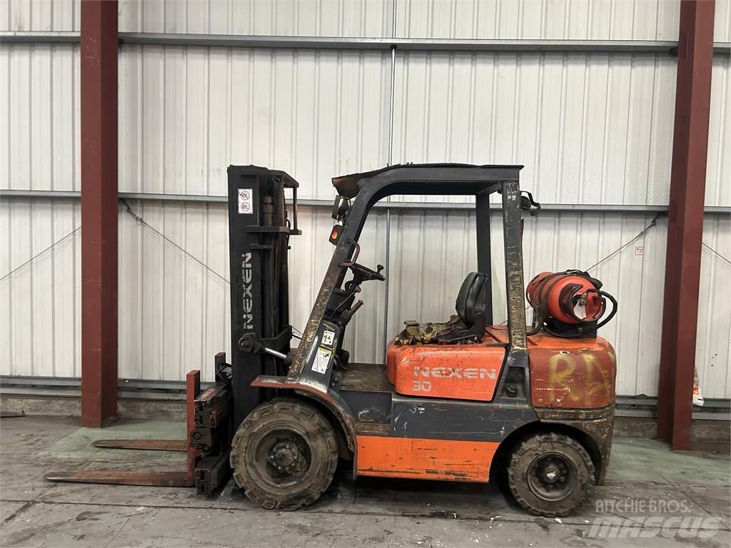  FG30 Gasolmotviktstruckar