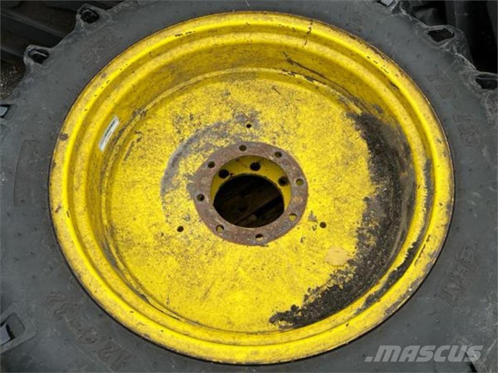 BKT 12.4-32 Däck, hjul och fälgar