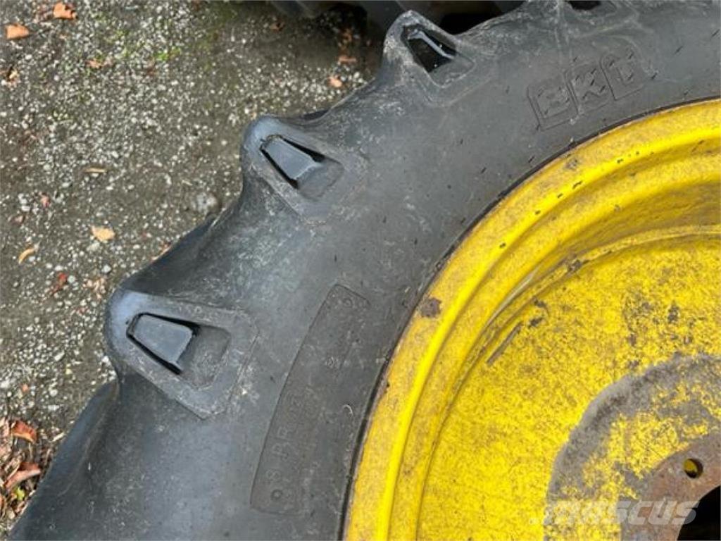 BKT 12.4-32 Däck, hjul och fälgar