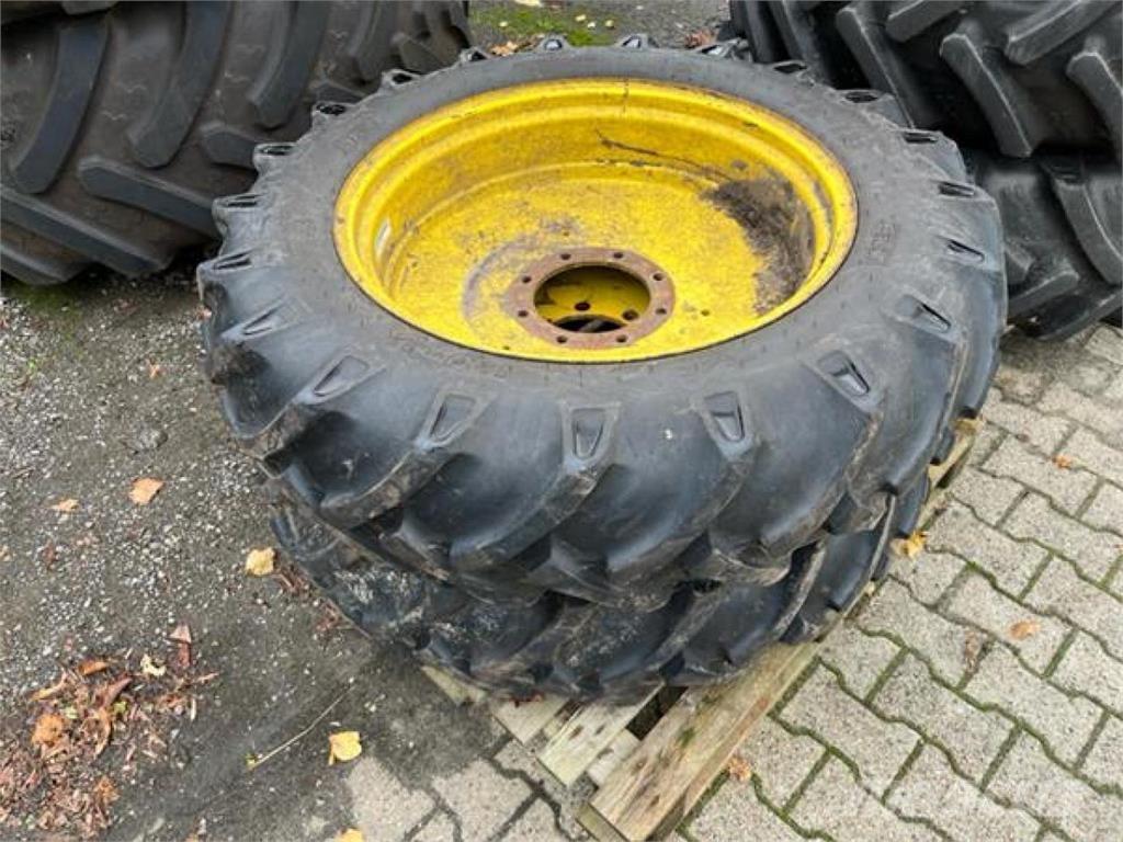 BKT 12.4-32 Däck, hjul och fälgar