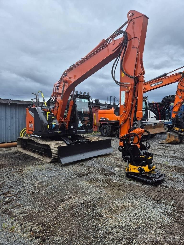 Hitachi ZX 135 US -7 Bandgrävare