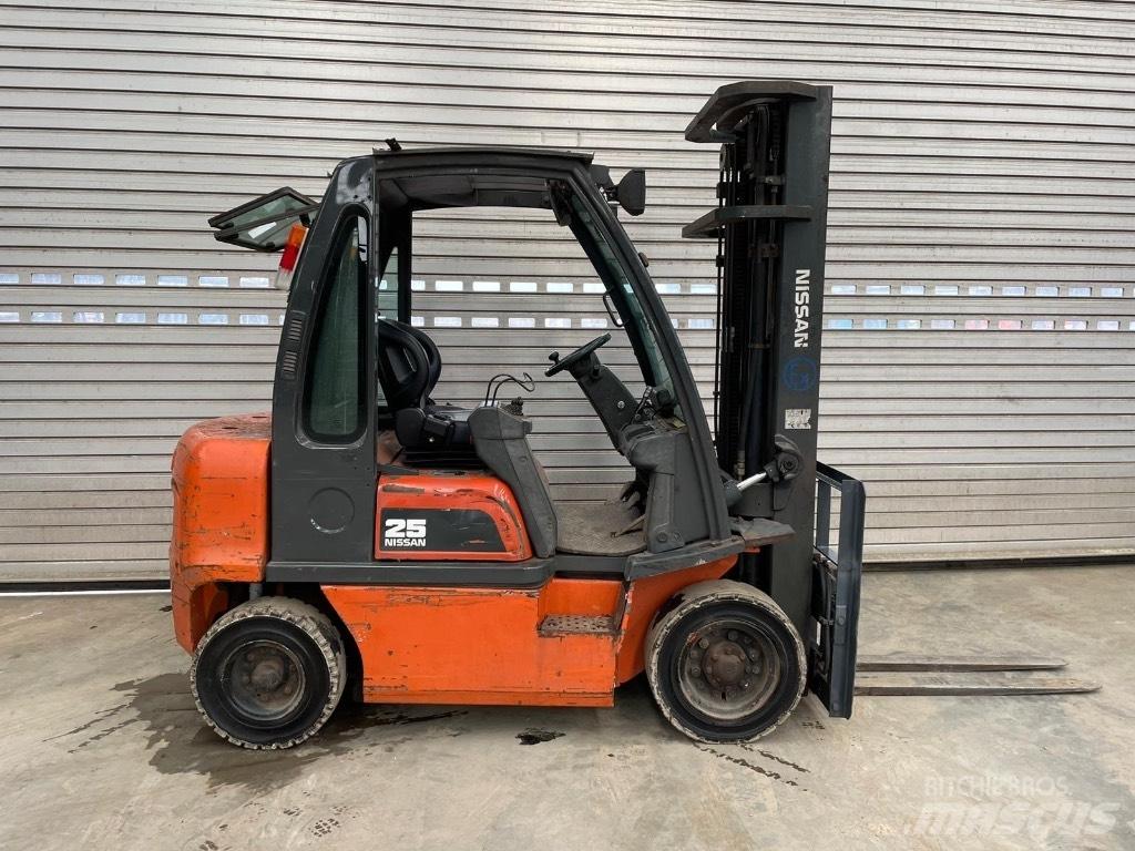 Nissan 25 Dieselmotviktstruckar
