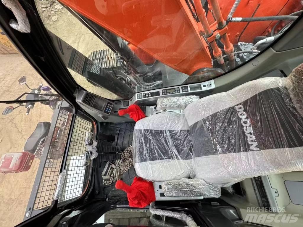 Doosan DX 300 Bandgrävare