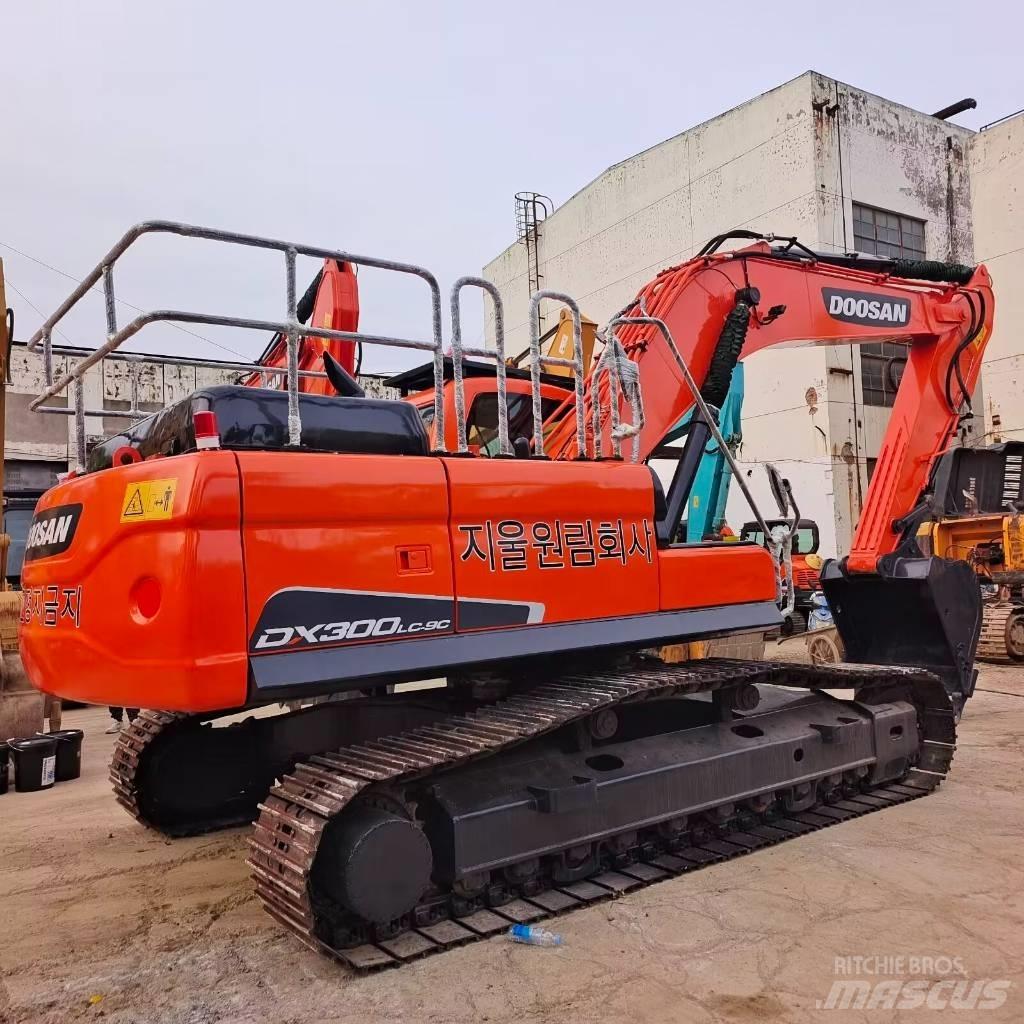 Doosan DX 300 Bandgrävare
