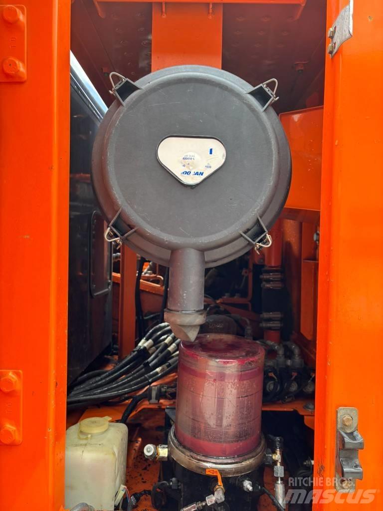 Doosan DX 225 LC-3 Bandgrävare