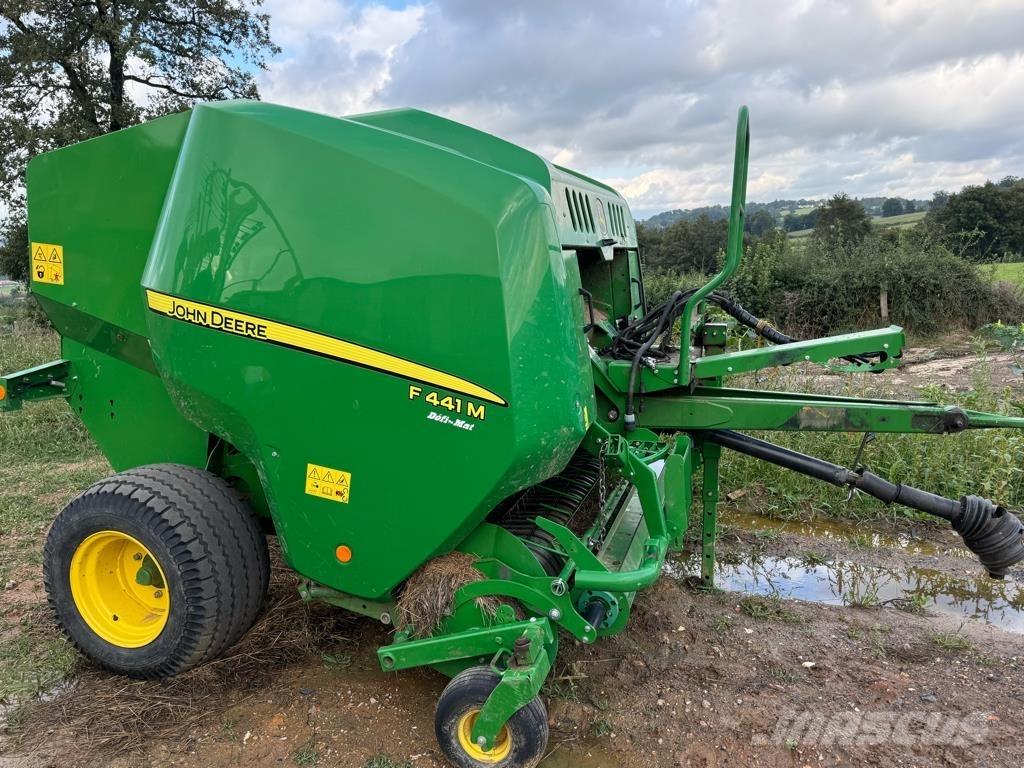 John Deere F441M Rundbalspressar