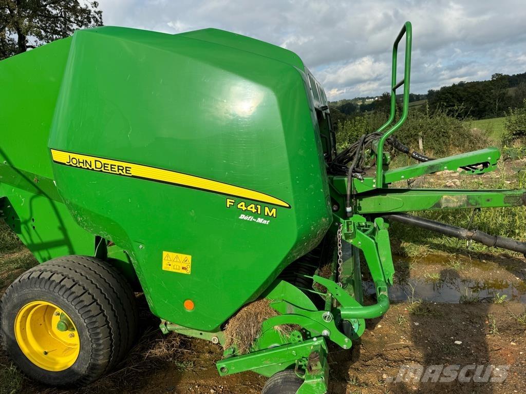 John Deere F441M Rundbalspressar