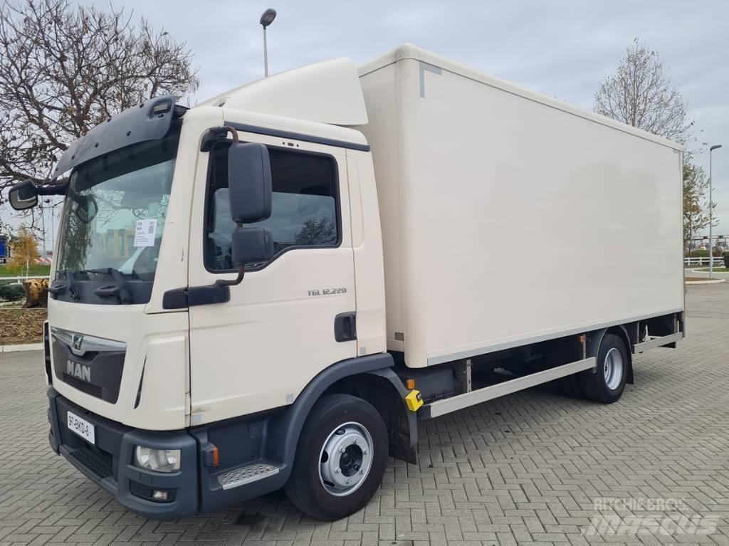 MAN 12.220 / 5.5m / LIFT Skåpbilar