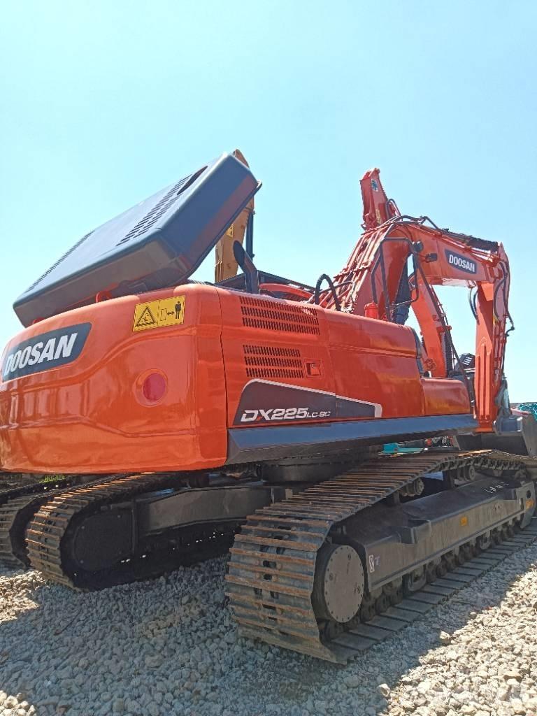Doosan DX 225 Bandgrävare