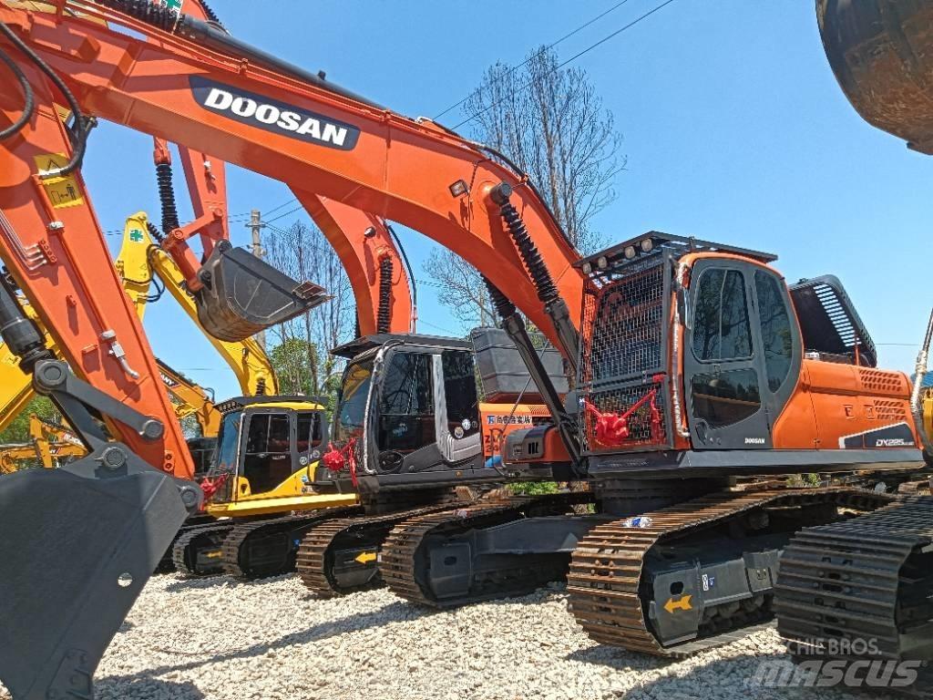 Doosan DX 225 Bandgrävare