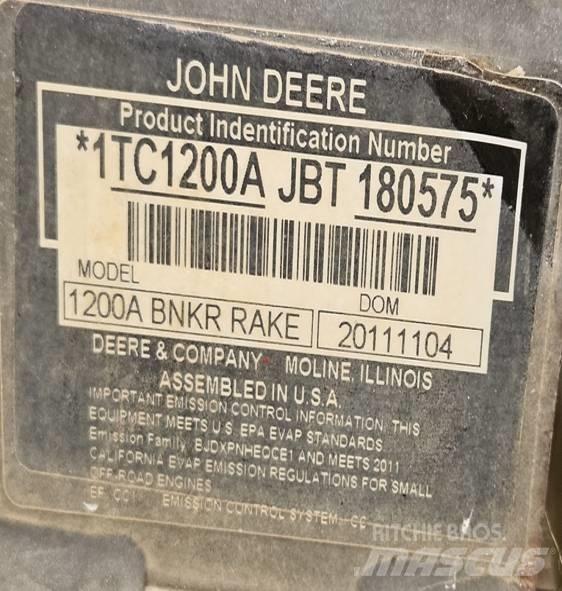 John Deere 1200 A Bunkerkrattor