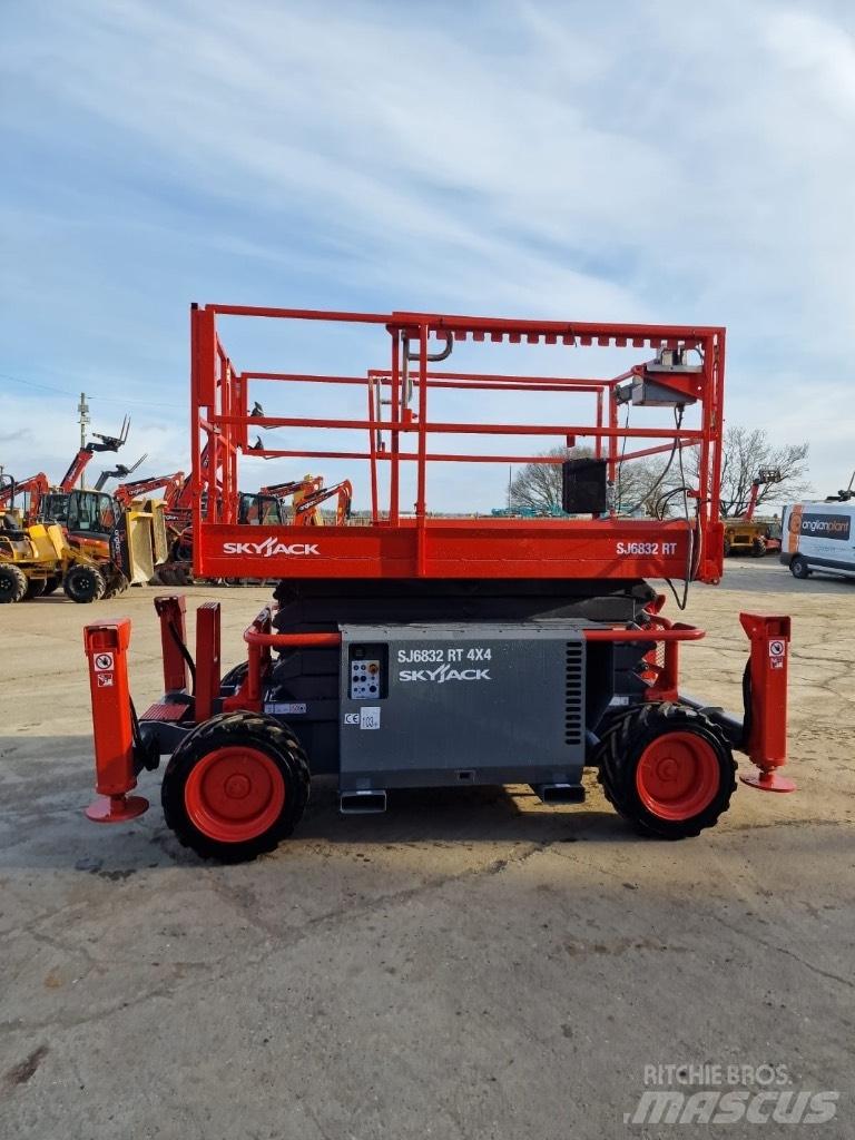 SkyJack SJ 6832 RT Saxliftar