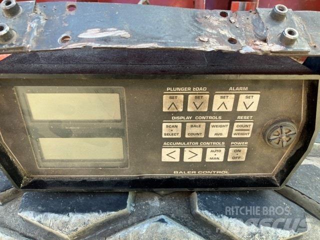 Hesston 4900 Fyrkantspressar