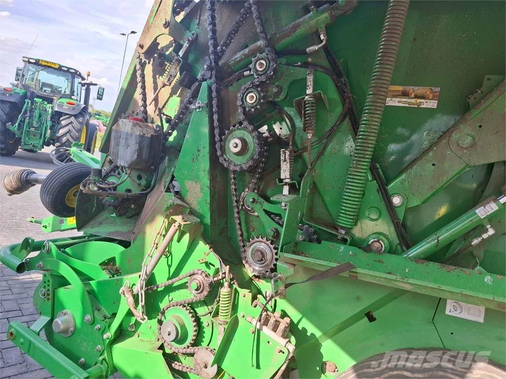 John Deere V451R Fyrkantspressar