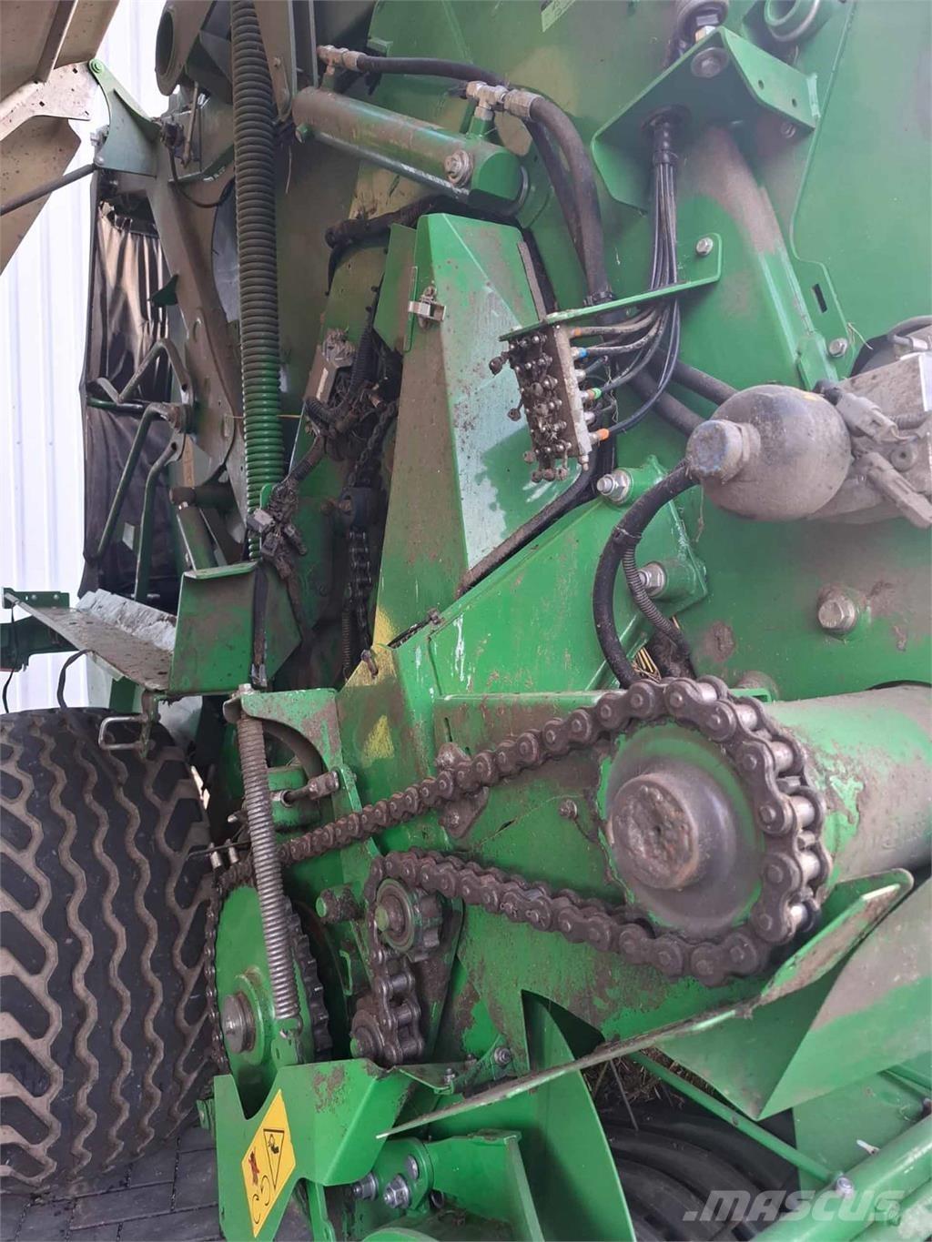 John Deere V451R Fyrkantspressar