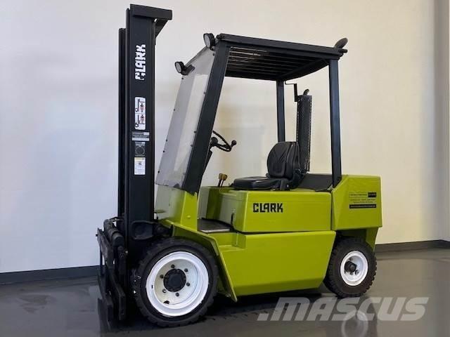 Clark DPM30N Dieselmotviktstruckar