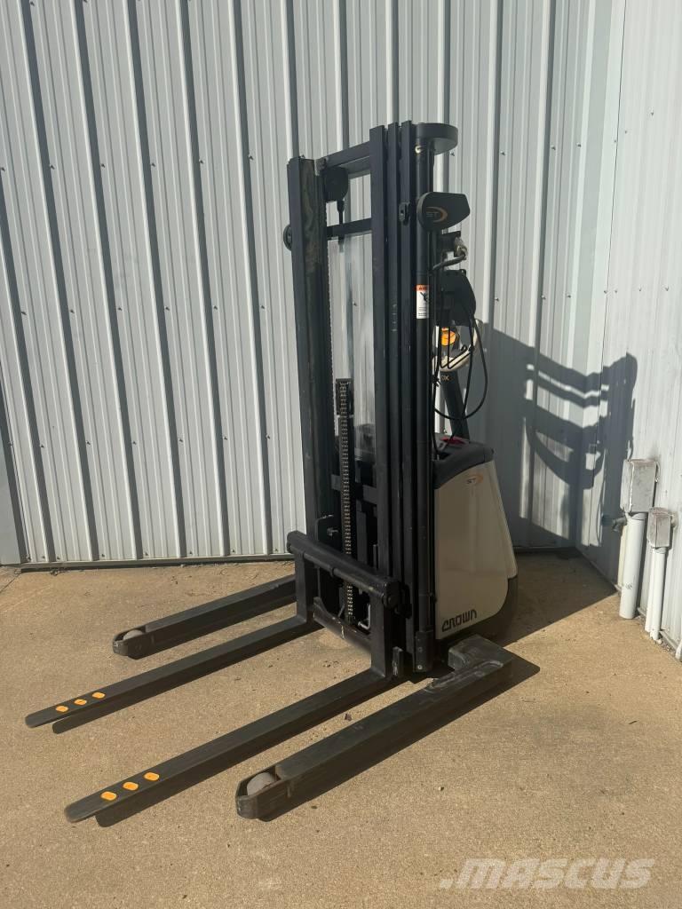 Crown ST3000-25 Elmotviktstruckar