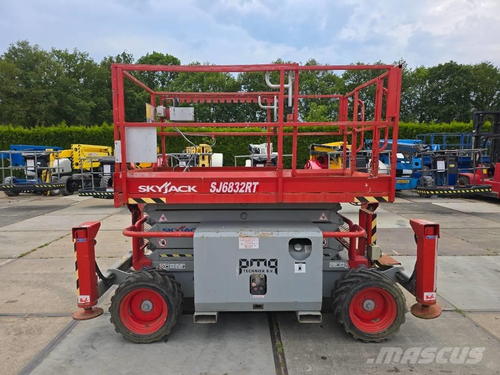 SkyJack SJ 6832 RT Saxliftar