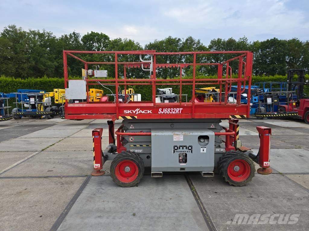 SkyJack SJ 6832 RT Saxliftar