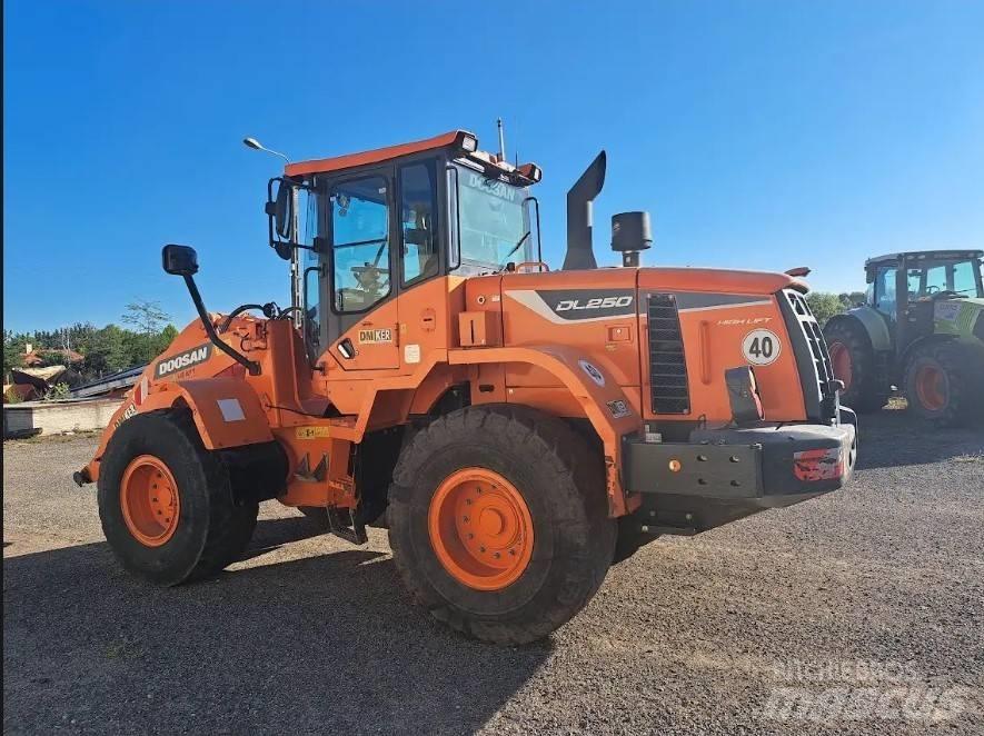Doosan DL 250-5 Frontlastare och grävare
