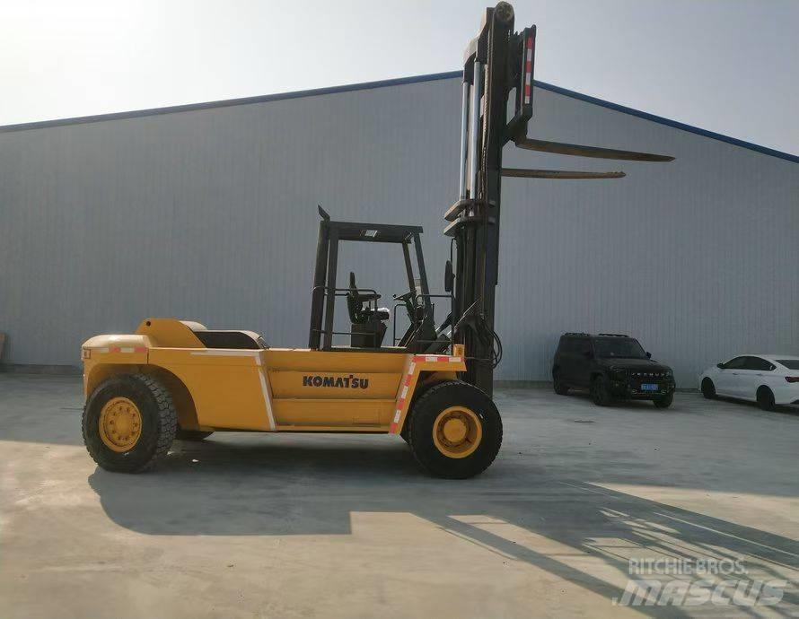 Komatsu FD200 Teleskoplastare