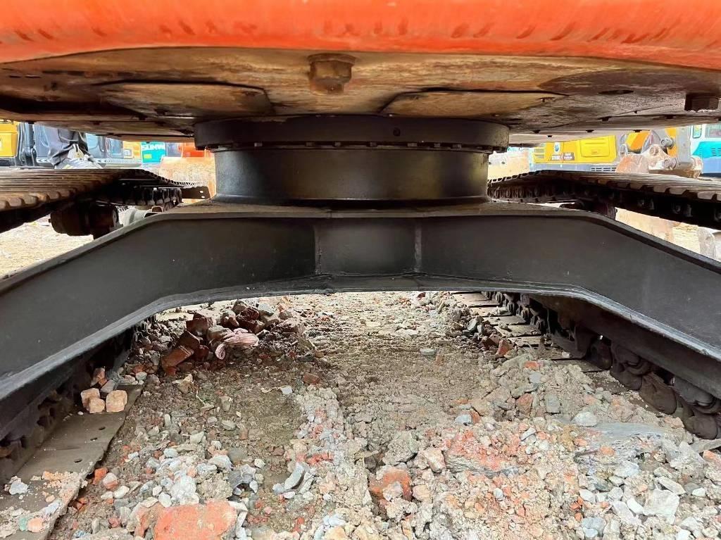 Hitachi ZX 135 US Bandgrävare