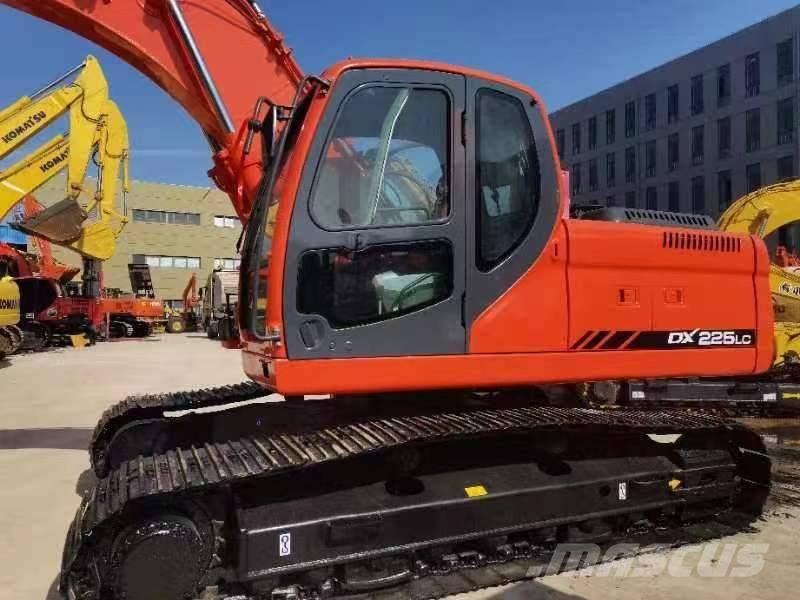 Doosan DX 225 Bandgrävare