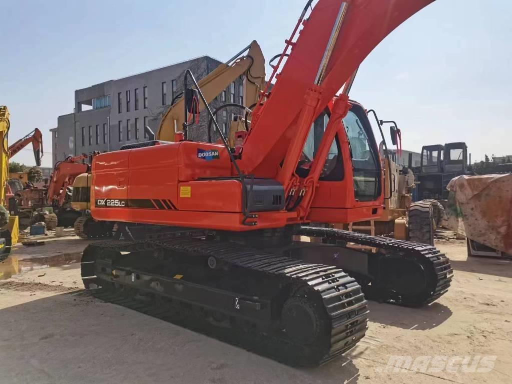 Doosan DX 225 Bandgrävare