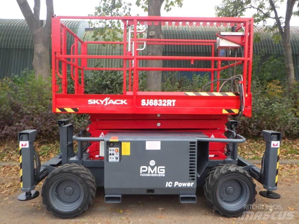 SkyJack SJ6832RT Saxliftar