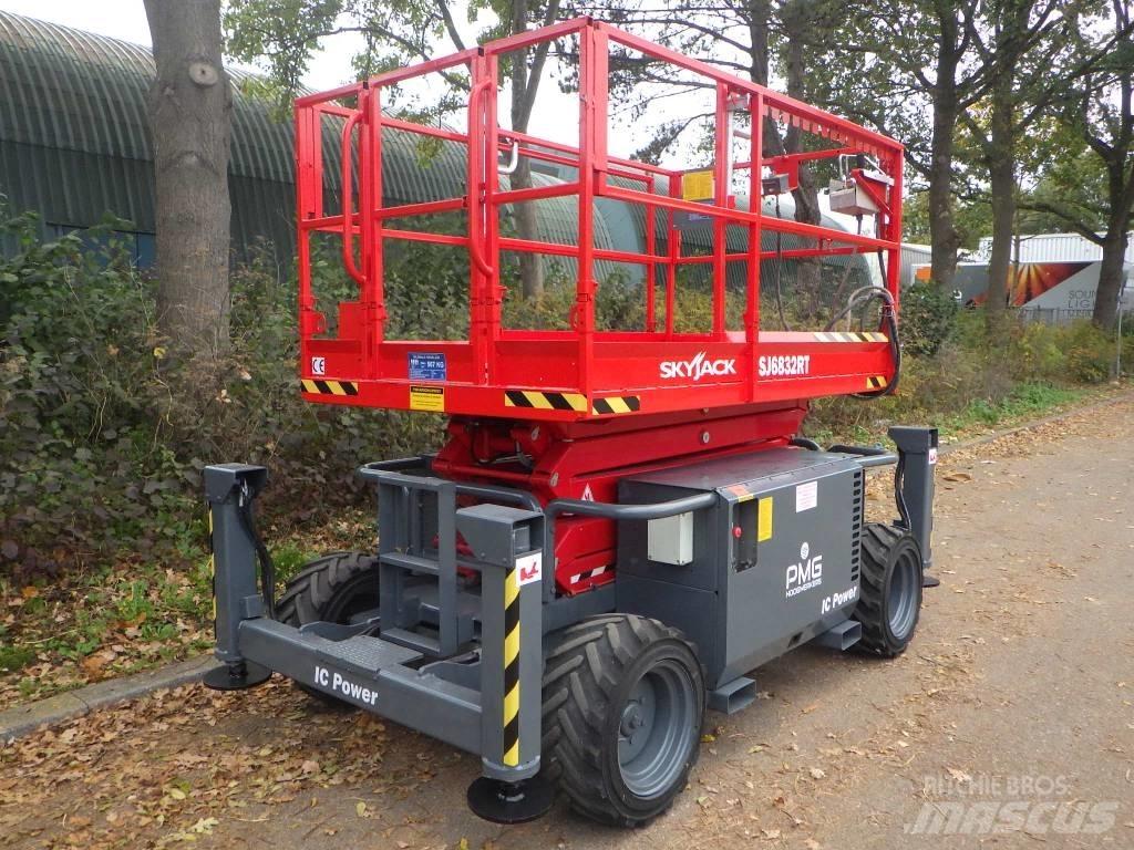 SkyJack SJ6832RT Saxliftar