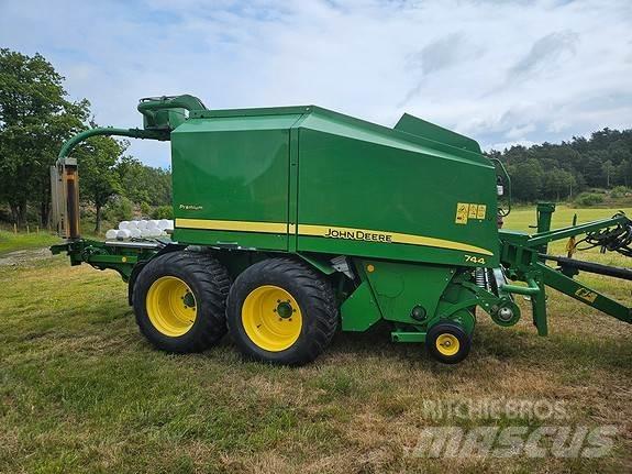 John Deere 744 Rundbalspressar