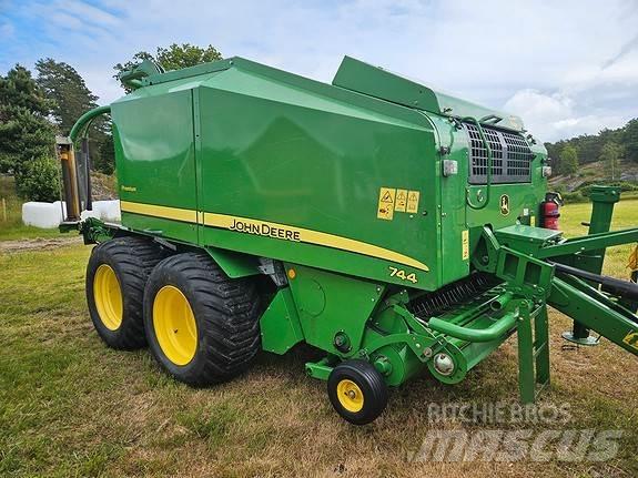 John Deere 744 Rundbalspressar