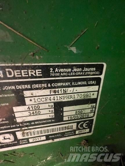 John Deere F441 Rundbalspressar