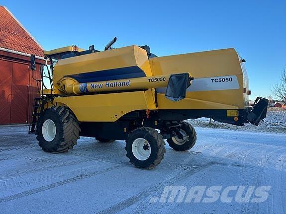 New Holland TC5050 Skördetröskor