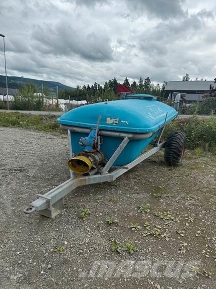   Fast- och kletgödselspridare