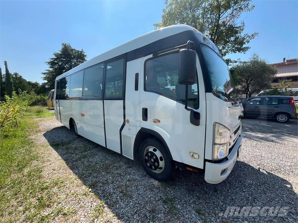 Isuzu P65 Turistbussar