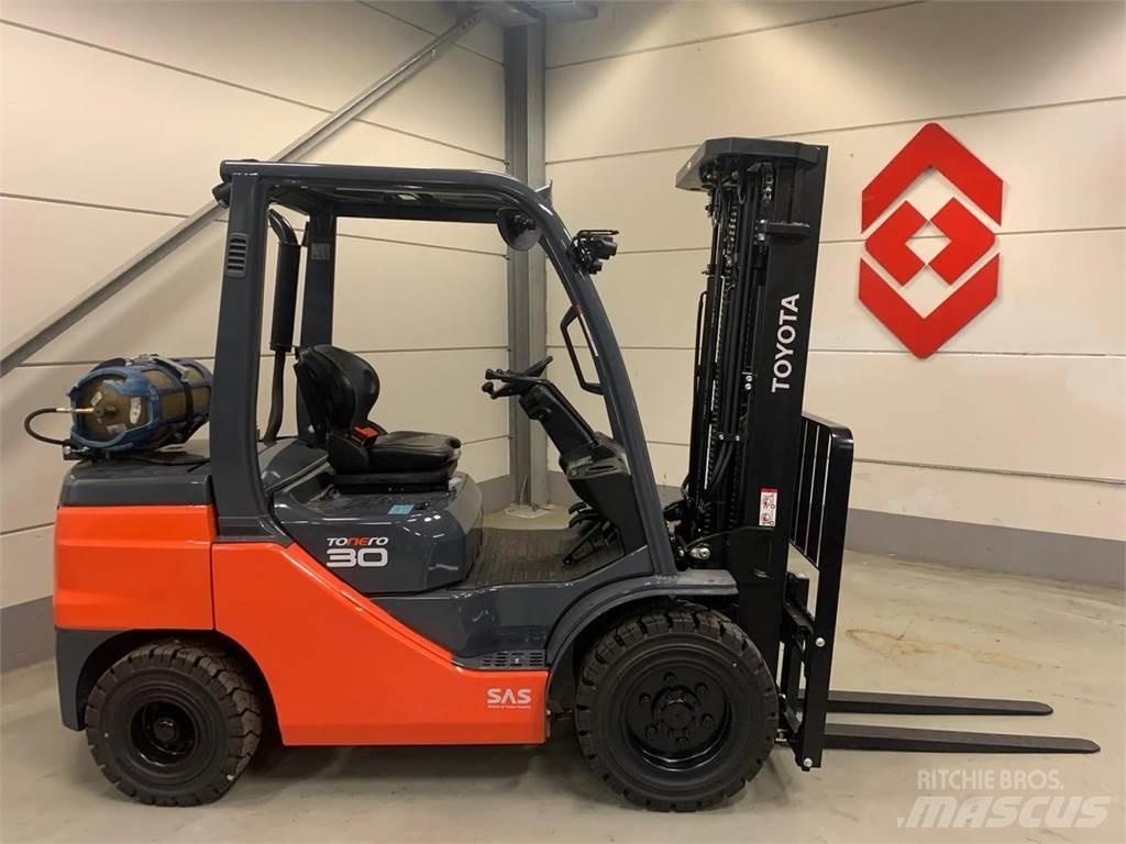 Toyota 02-8FGF30 Gasolmotviktstruckar