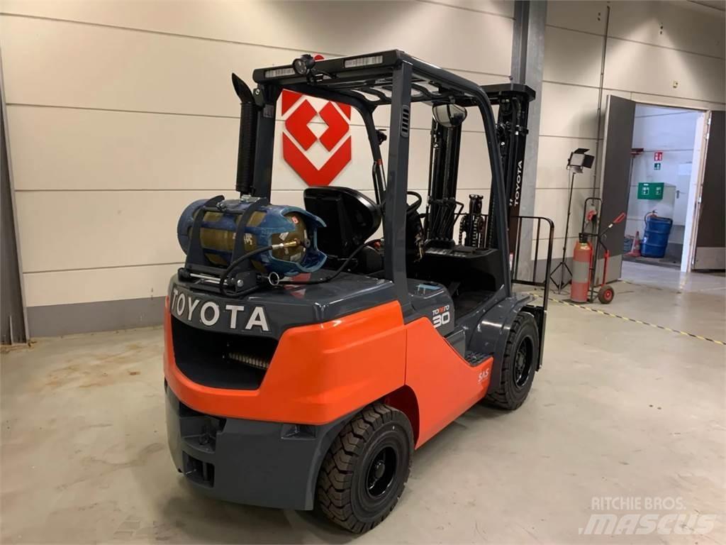 Toyota 02-8FGF30 Gasolmotviktstruckar