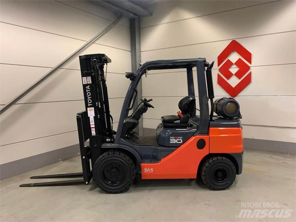 Toyota 02-8FGF30 Gasolmotviktstruckar