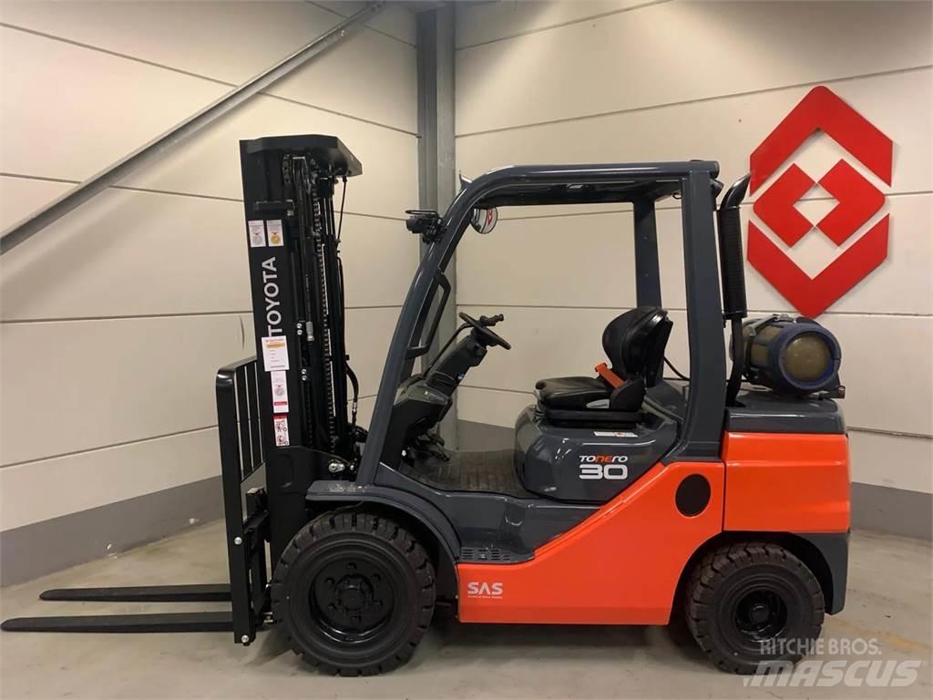 Toyota 02-8FGF30 Gasolmotviktstruckar