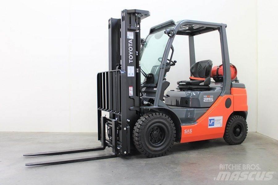 Toyota 02-8FGF25 Gasolmotviktstruckar